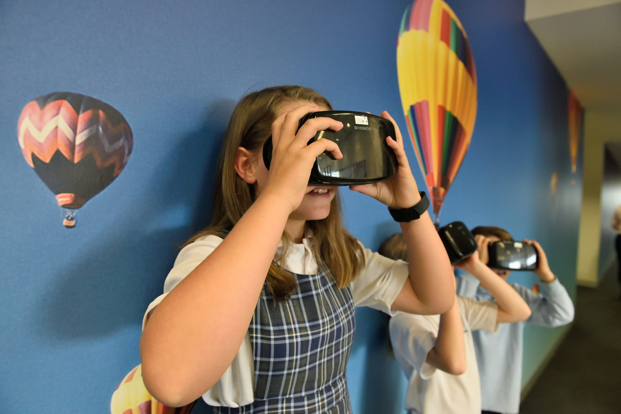 students trying vr for the first time - Virtual Reality In The Classroom