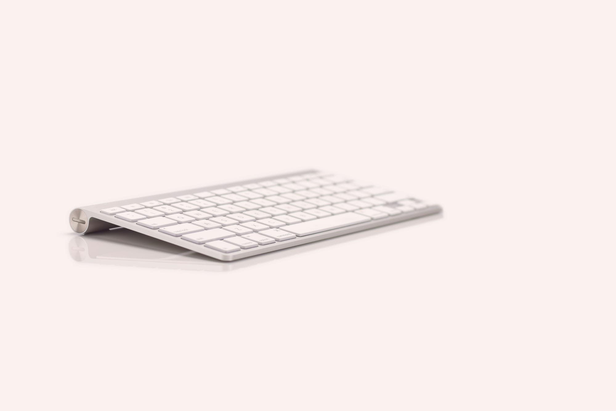 Keyboard in a pink background - Oculus Keyboard