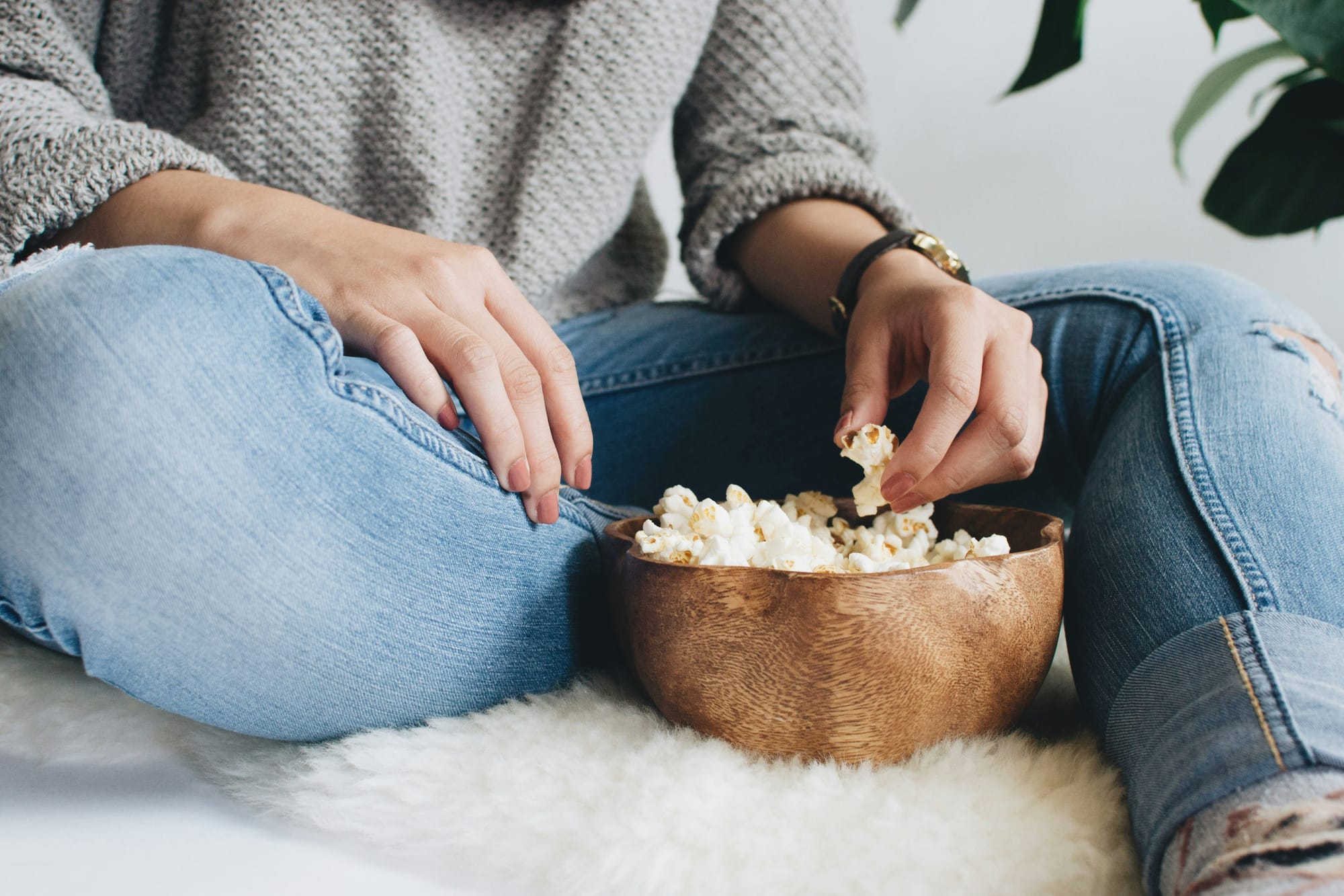 person eating popcorn - can you watch movies on oculus